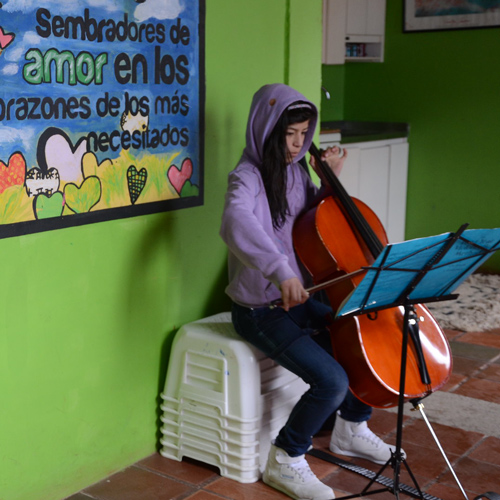 Allieva dell’Escuela suona il violoncello, Bogotà, 2015