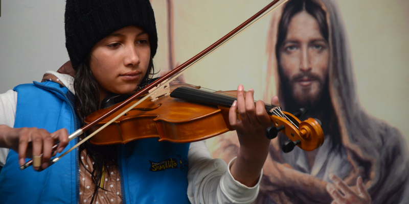 Allievo dell’Escuela suona il violino, Bogotà, 2015