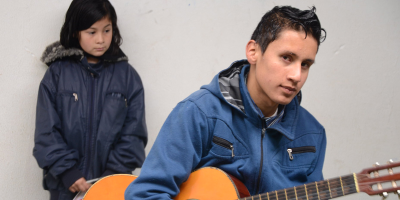 Allievo dell’Escuela a lezione di chitarra, Bogotà, 2015