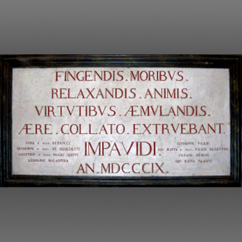 Lapide commemorativa che riporta il motto dei fondatori del Teatro