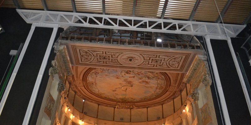 Opere di restauro all'arco di boccascena e alla graticcia