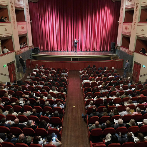 pubblico e ingresso teatro persio flacco volterra